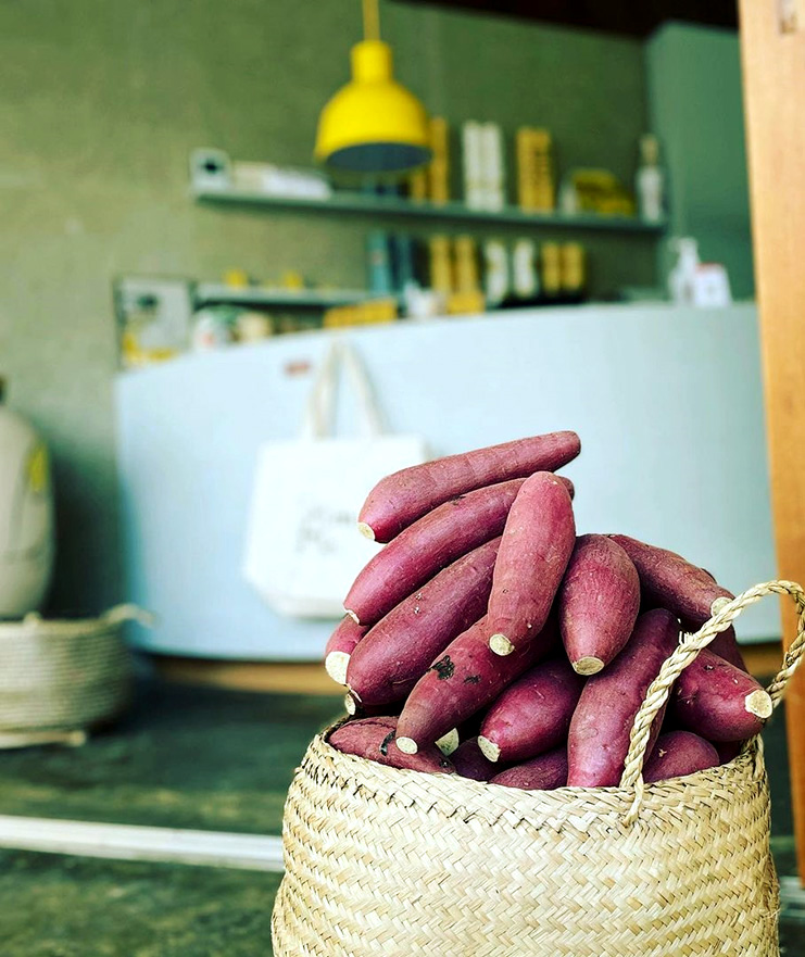 かごに入っている芋